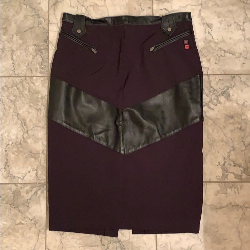 Chic technical and vegan leather skirt
